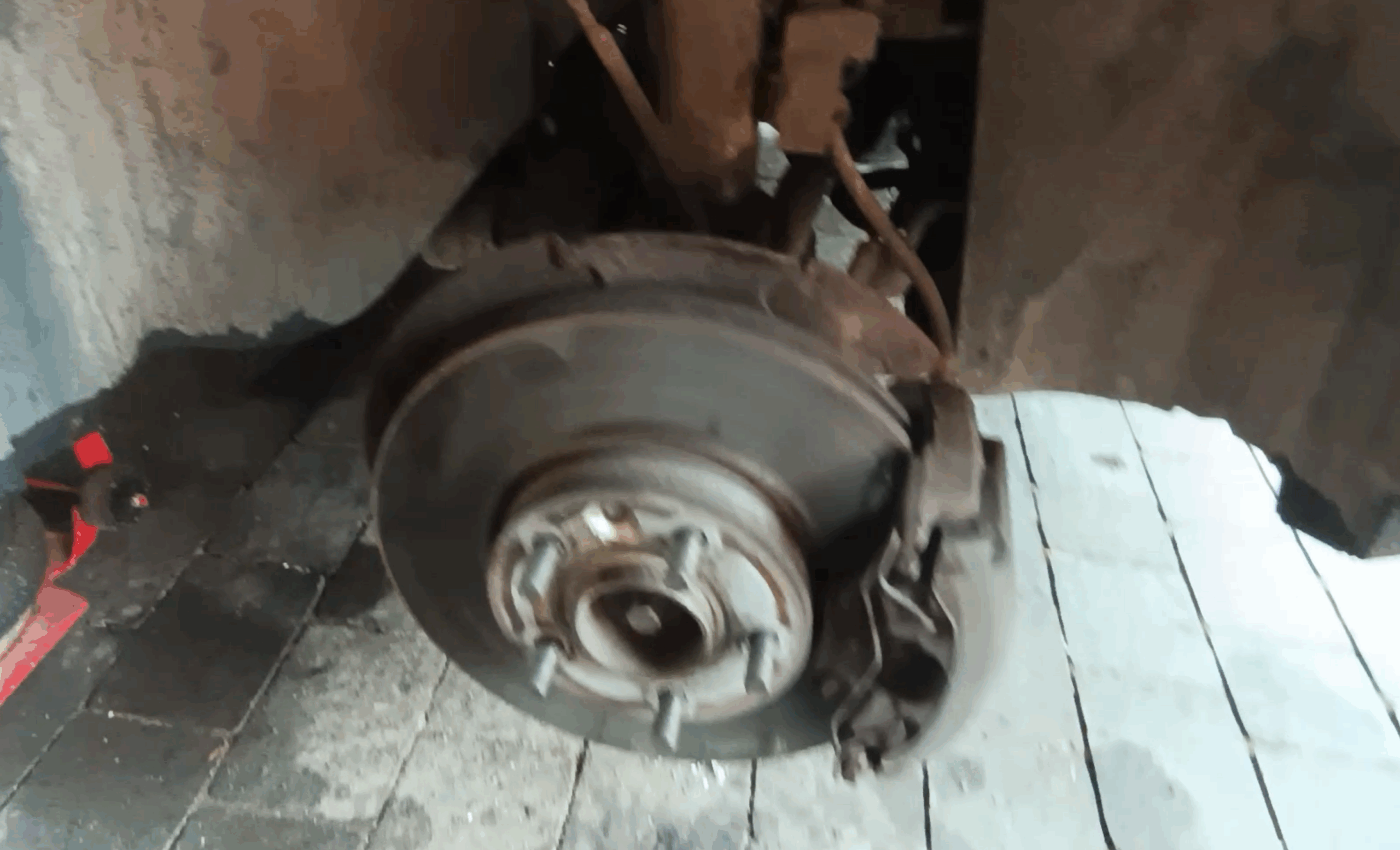 Volvo S40 skrzypi jak lodówka o 2 w nocy ;)